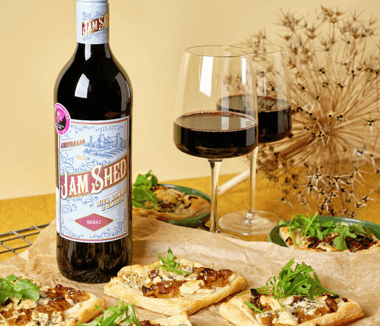 Karamelizētu sīpolu tartes ar bumbieri un zilo sieru